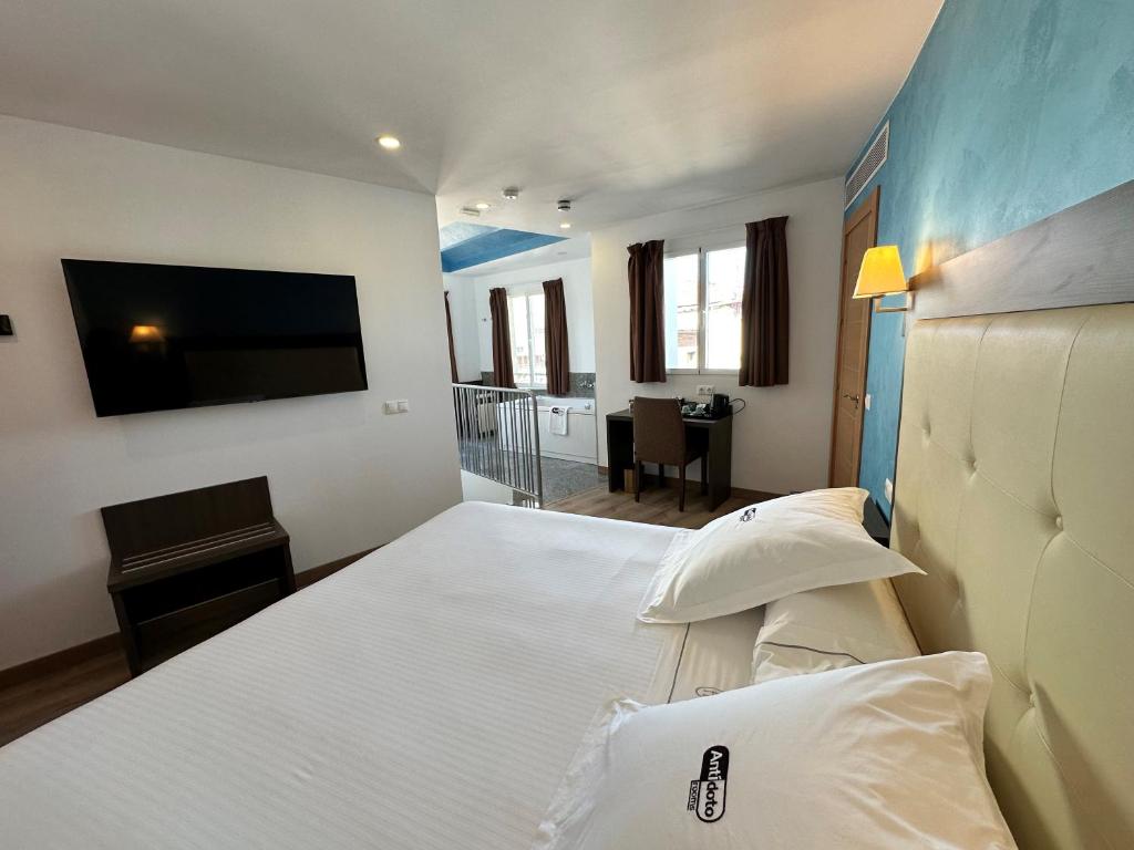 Postel nebo postele na pokoji v ubytování Antídoto Rooms Zocodover Check-in on line