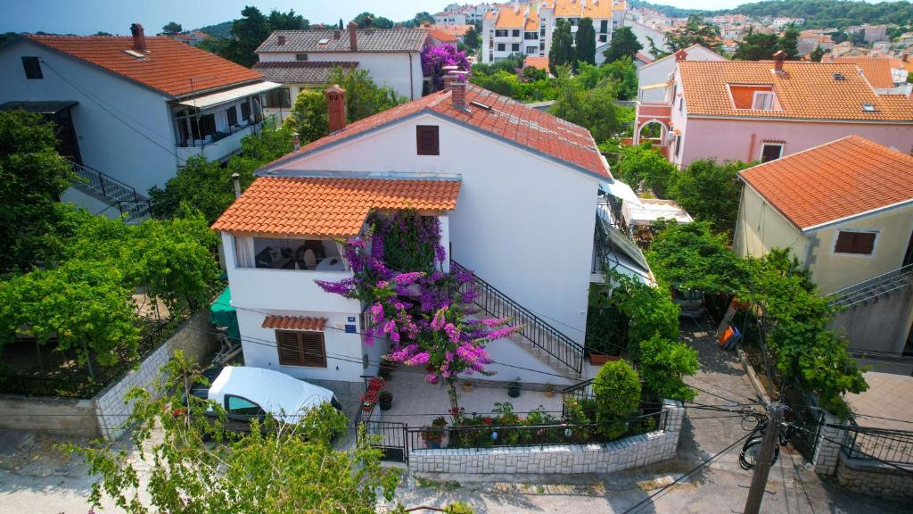 Το κτήριο όπου στεγάζεται  το διαμέρισμα