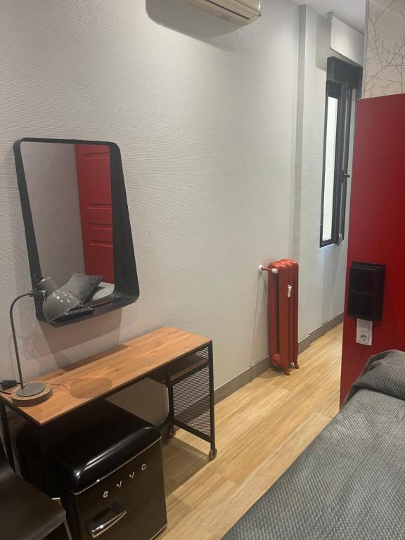 Hostal Avenida - Single Room With Private Bathroom