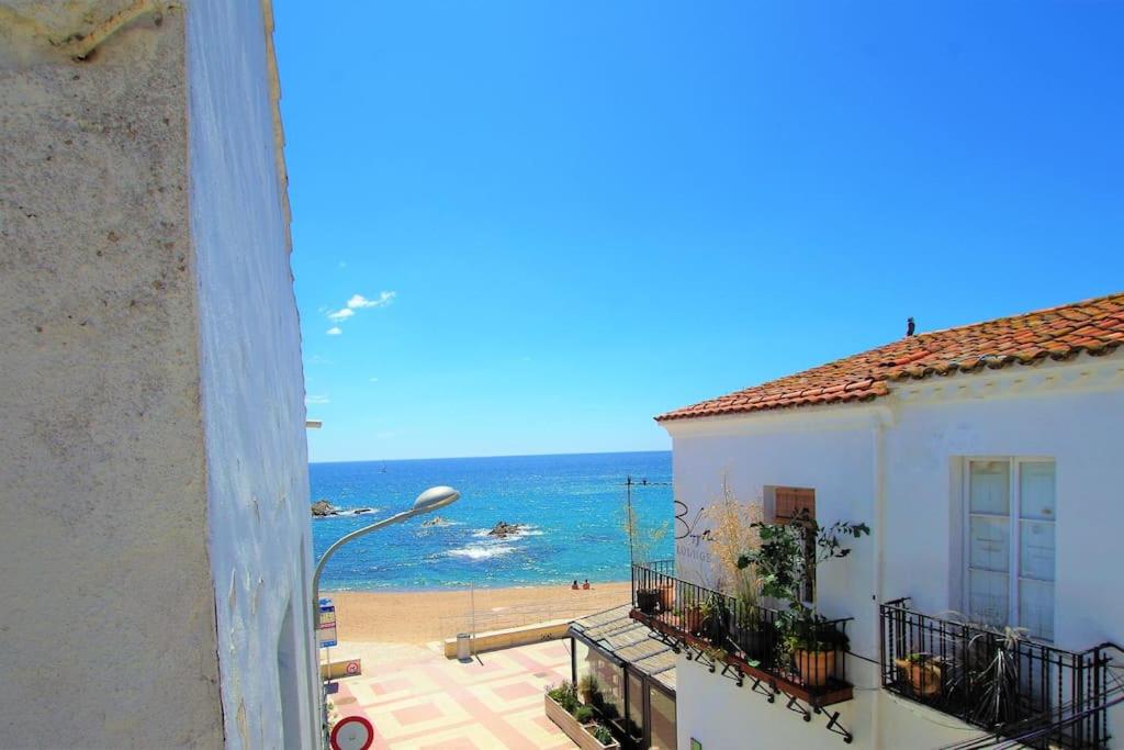 vistas al océano desde un edificio en V&V Lloret-CAL MIQUEL exclusiva casa de pueblo a 10 metros de la playa de Blanes y La Palomera!!, en Blanes