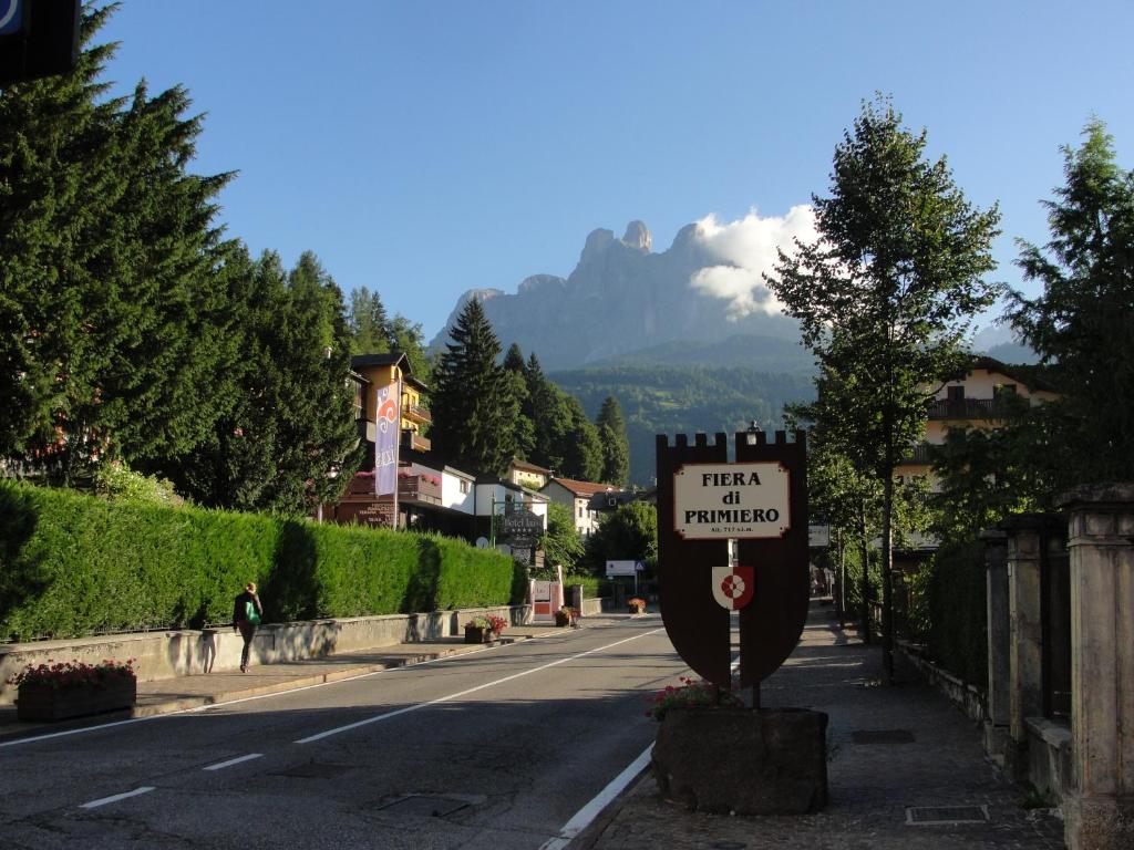 a sign on the side of a road with a mountain at Casa Giulia in Fiera di Primiero