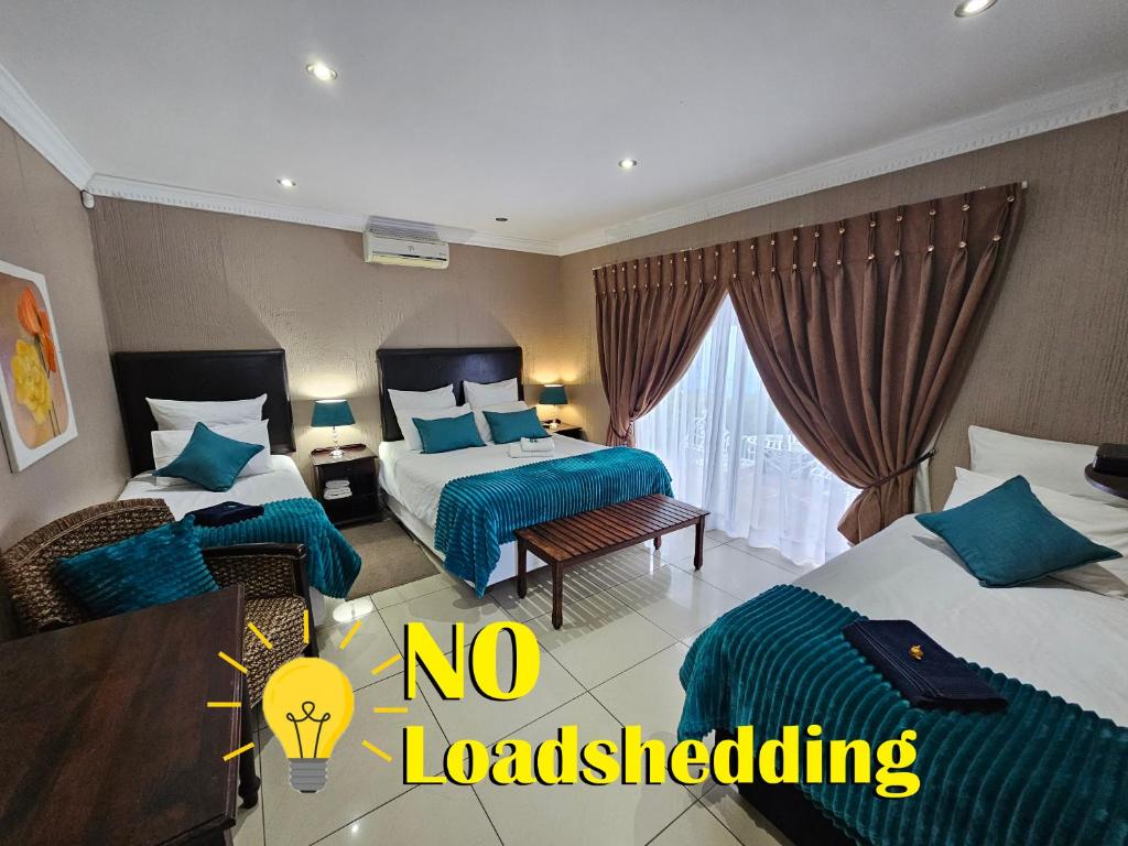 ein Hotelzimmer mit 2 Betten und einem Schild ohne tragendes Schild in der Unterkunft Bettie's Luxury Lodge in Kroonstad