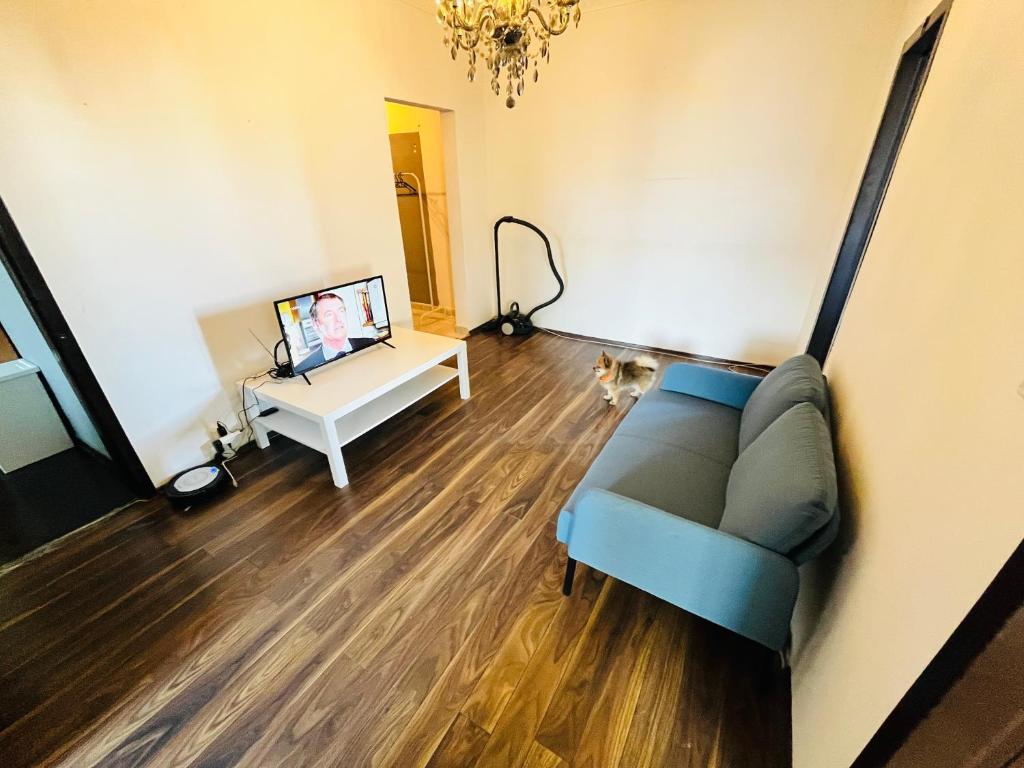 ein Wohnzimmer mit einem Sofa und einem Tisch in der Unterkunft Free Wifi - Harmony Hideaways in Bratislava
