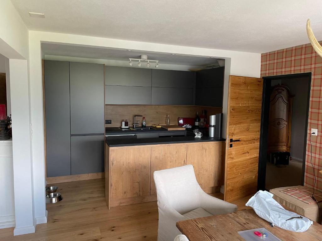 een keuken met een spoelbak en een aanrechtblad bij Apartment Palueda in Davos-Dorf in Davos