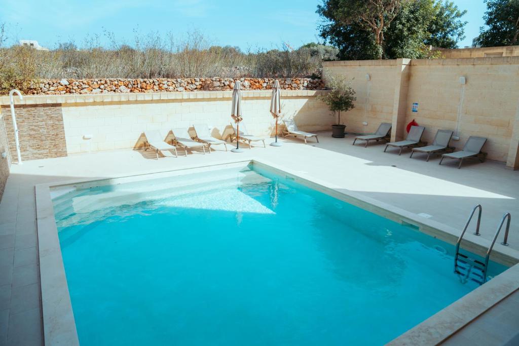 Bazén v ubytování Luxurious Gozo Apartment, Qala nebo v jeho okolí
