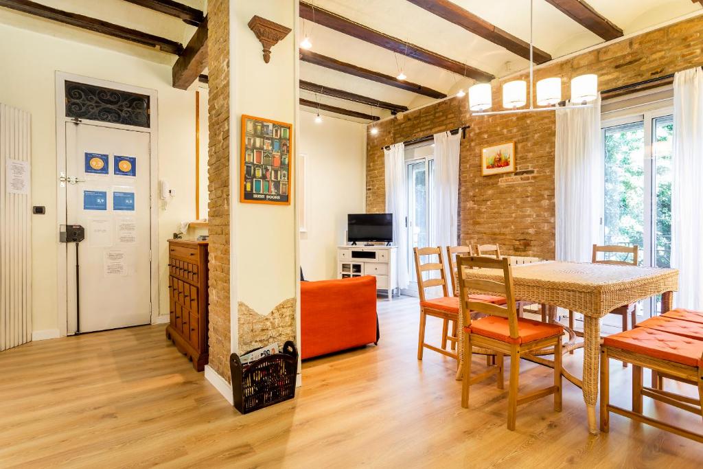 a kitchen and dining room with a table and chairs at Apartamento Ruzafa Centro II in Valencia