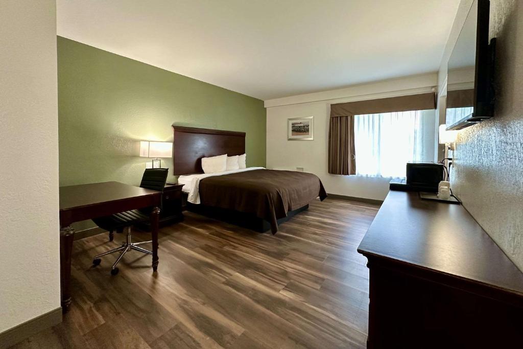 TV a/nebo společenská místnost v ubytování Quality Inn & Suites Albany Airport