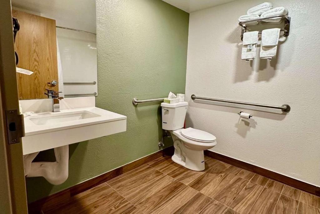 Koupelna v ubytování Quality Inn & Suites Albany Airport