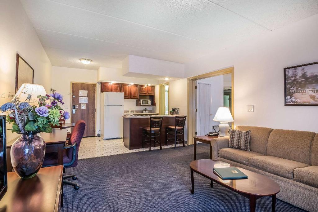 Kuchyň nebo kuchyňský kout v ubytování Quality Inn & Suites Albany Airport