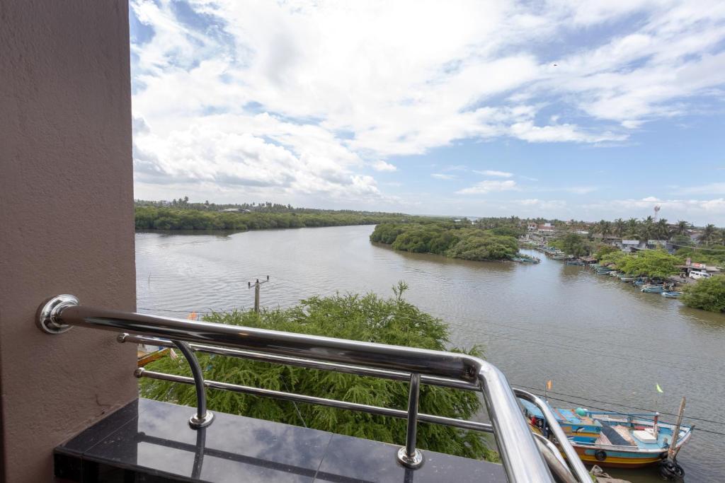 Výhled na řeku, která protéká v blízkosti hotelu