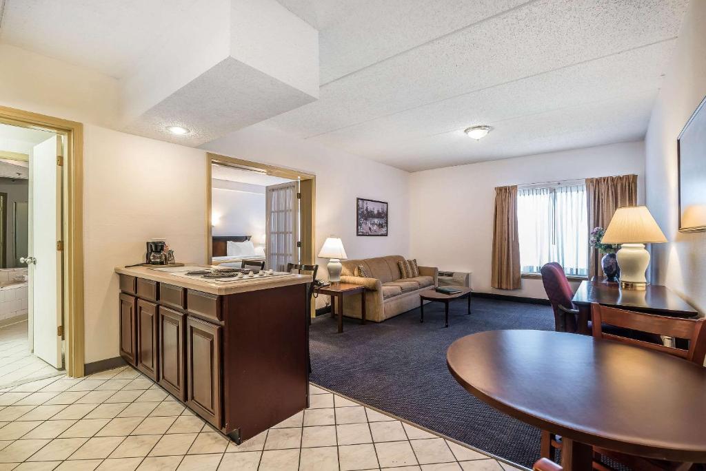 Kuchyň nebo kuchyňský kout v ubytování Quality Inn & Suites Albany Airport