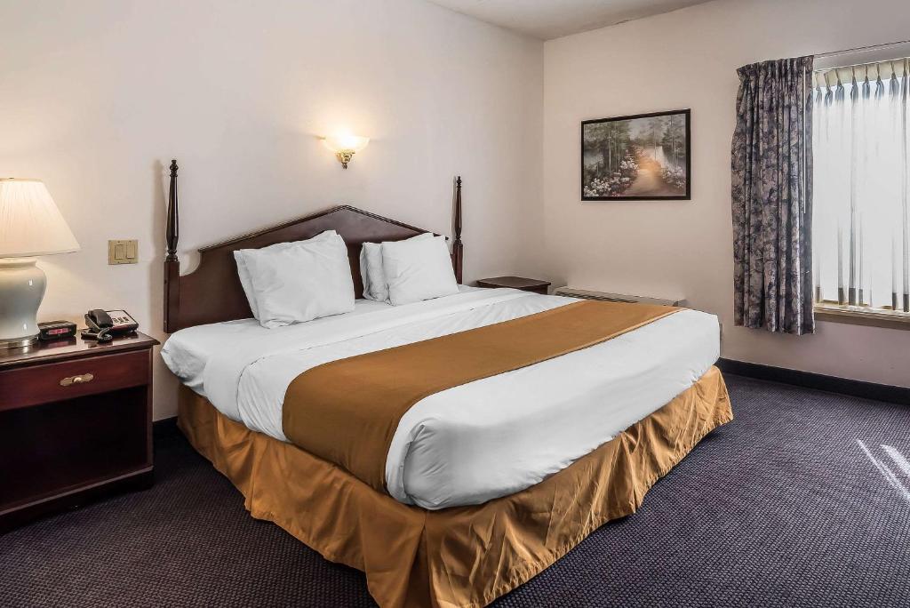 Postel nebo postele na pokoji v ubytování Quality Inn & Suites Albany Airport