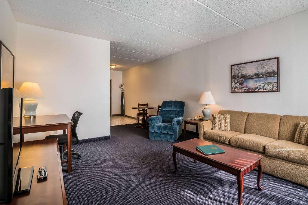 Posezení v ubytování Quality Inn & Suites Albany Airport