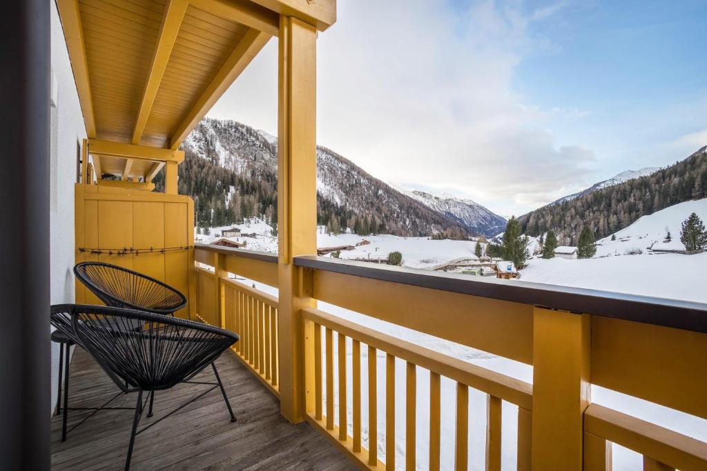 balcón con vistas a una montaña nevada en Mountain Residence Kasern Nr 2, en Predoi