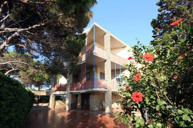una grande casa con fiori rossi di fronte di Casa Vacanze Catalano a Erice