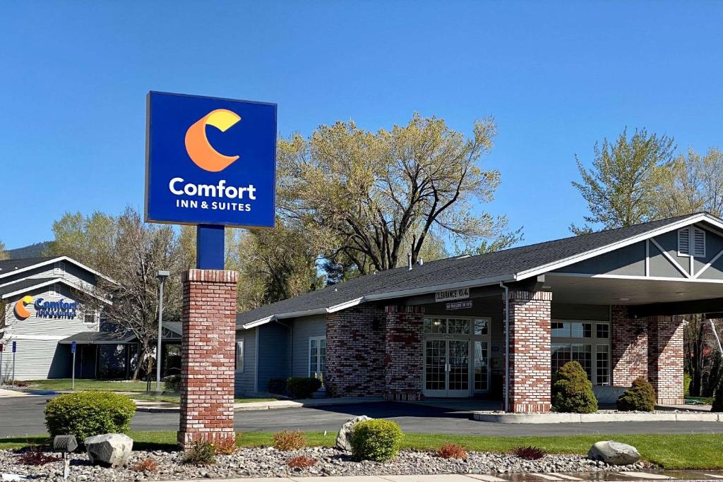 una señal frente a un edificio con suites confort de posada en Comfort Inn & Suites, en Susanville