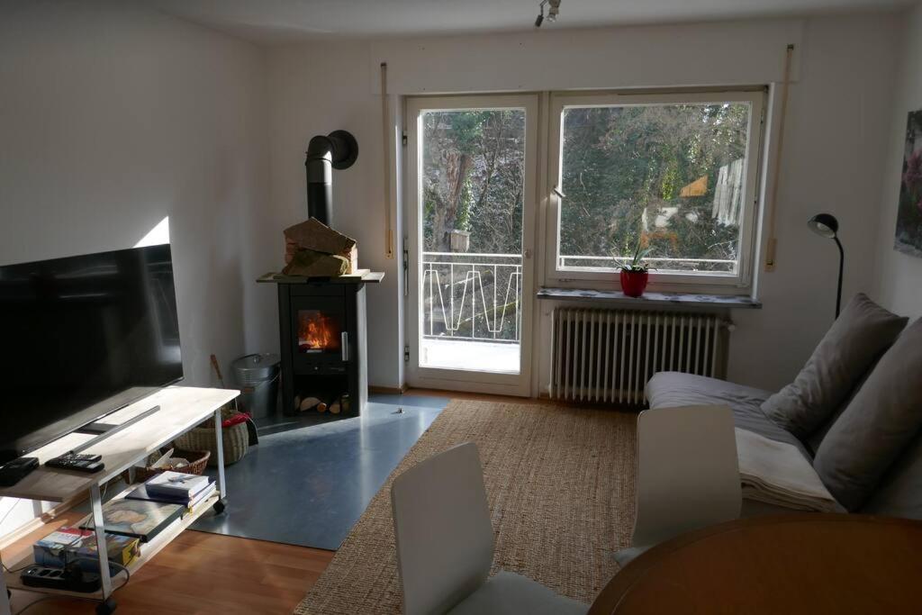 TV a/nebo společenská místnost v ubytování Ruhige 4-Zi-Wohnung mit großem Balkon und Blick ins Grüne