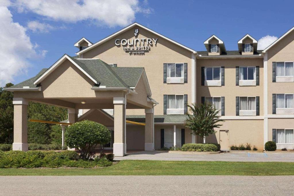 a view of a building with a courtyard inn at Country Inn & Suites by Radisson, Saraland, AL in Saraland