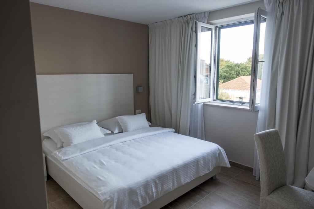 Postel nebo postele na pokoji v ubytování Hotel Konavle