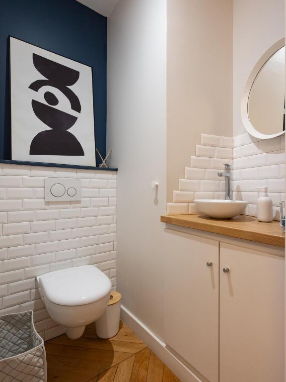 une salle de bain avec toilettes et lavabo dans l'établissement L'Atelier,T3,au pied de l'Opéra, Climatisé, CHECK-IN AUTONOME 24H sur 24H, à Lyon