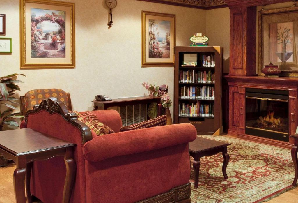 sala de estar con sofá y chimenea en Country Inn & Suites by Radisson, Hot Springs, AR en Hot Springs
