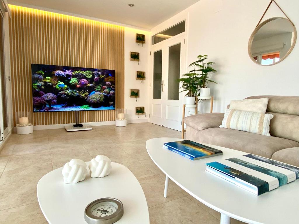 Televízia a/alebo spoločenská miestnosť v ubytovaní Europa II Penthouse - Costa CarpeDiem