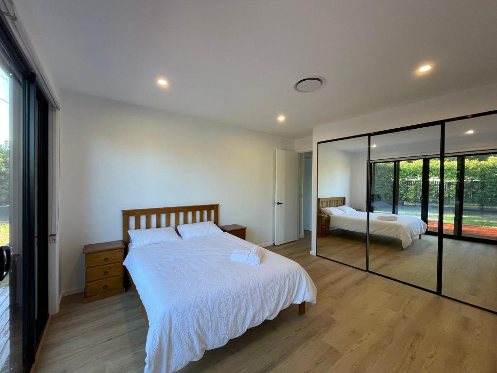 1 dormitorio con 2 camas y ventana grande en Star in Macquarie en Weetangerra