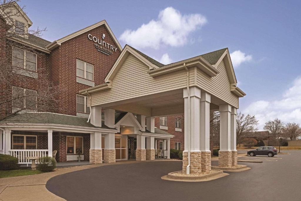 a building with a sign on the front of it at Country Inn & Suites by Radisson, Schaumburg, IL in Schaumburg