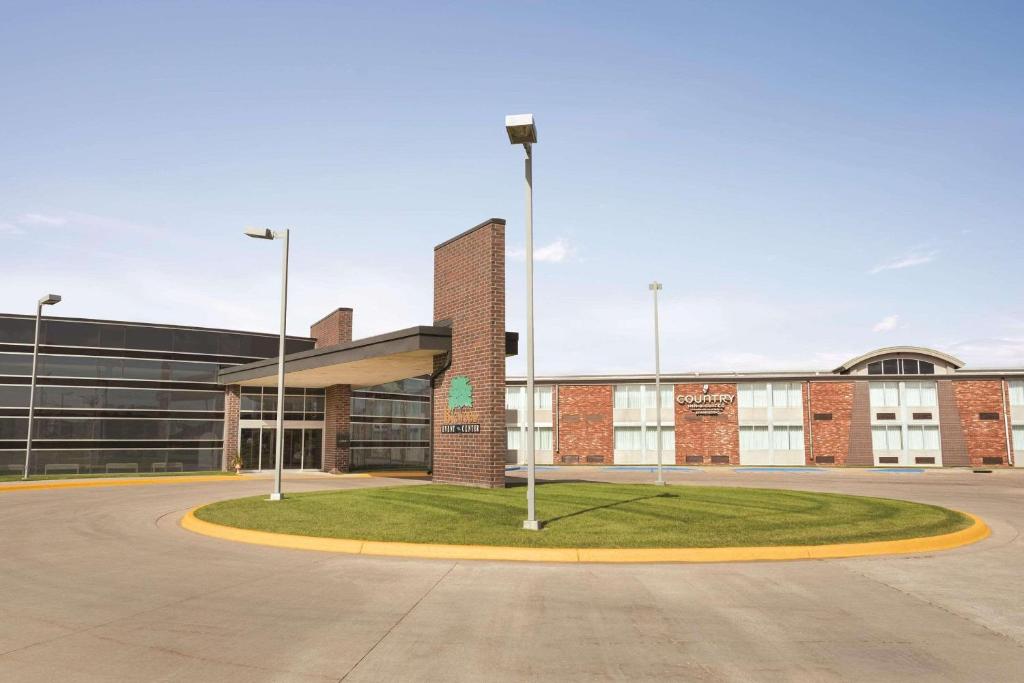 un grand bâtiment en briques avec deux feux de rue devant dans l'établissement Country Inn & Suites by Radisson, Fergus Falls, MN, à Fergus Falls