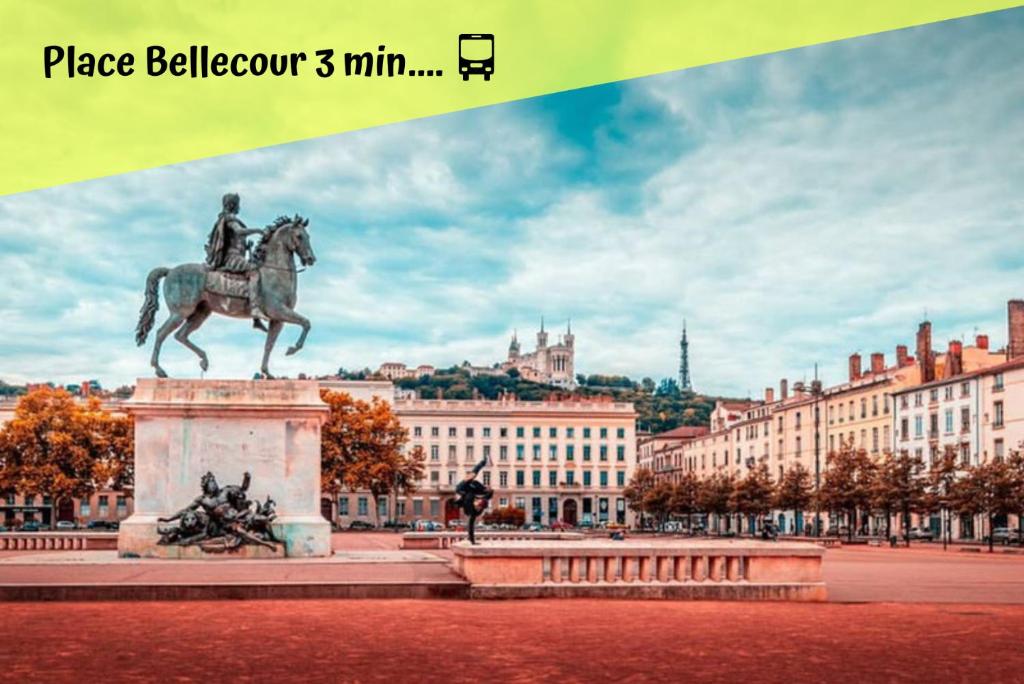 Une statue d'un homme sur un cheval dans une ville dans l'établissement L'Atelier,T3,au pied de l'Opéra, Climatisé, CHECK-IN AUTONOME 24H sur 24H, à Lyon