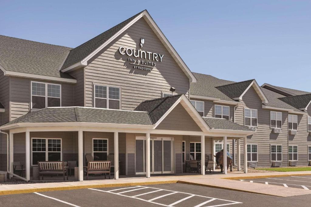 vistas a un edificio con un hotel con patio en Country Inn & Suites by Radisson, Buffalo, MN, en Buffalo