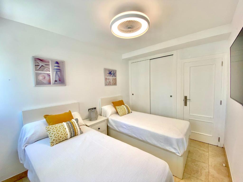 Posteľ alebo postele v izbe v ubytovaní Europa II Penthouse - Costa CarpeDiem