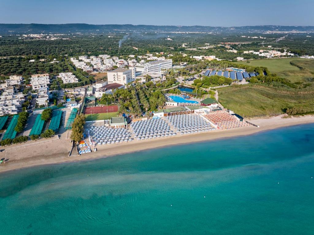 una vista aerea di un resort sulla spiaggia di GranSerena Hotel a Torre Canne