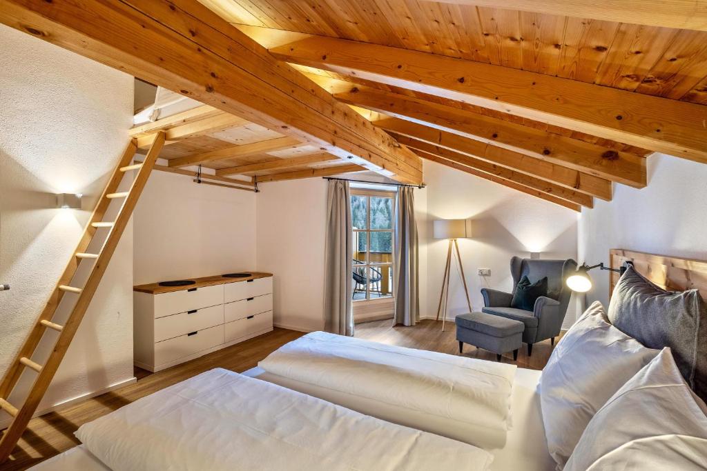 sypialnia na poddaszu z 2 łóżkami i drabiną w obiekcie Mountain Residence Kasern Nr 4 w mieście Predoi