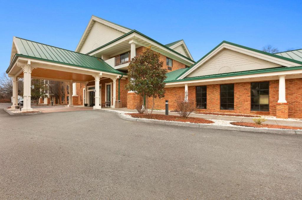 um grande edifício de tijolos com um telhado verde em Country Inn & Suites by Radisson, Jonesborough-Johnson City West, TN em Jonesborough