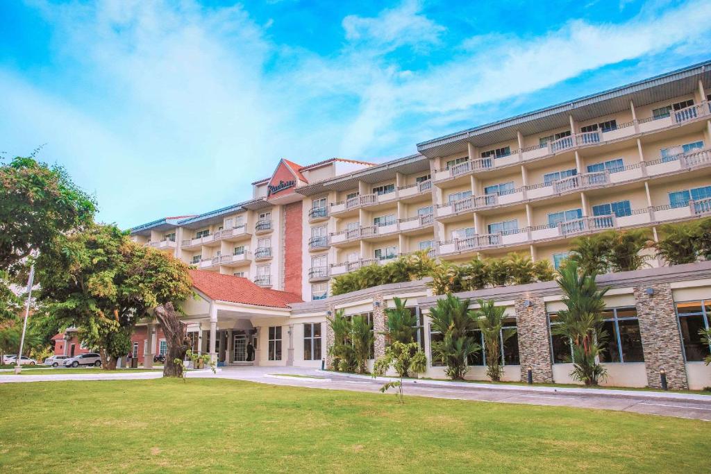 un gran edificio con césped delante en Radisson Hotel Panama Canal, en Panamá