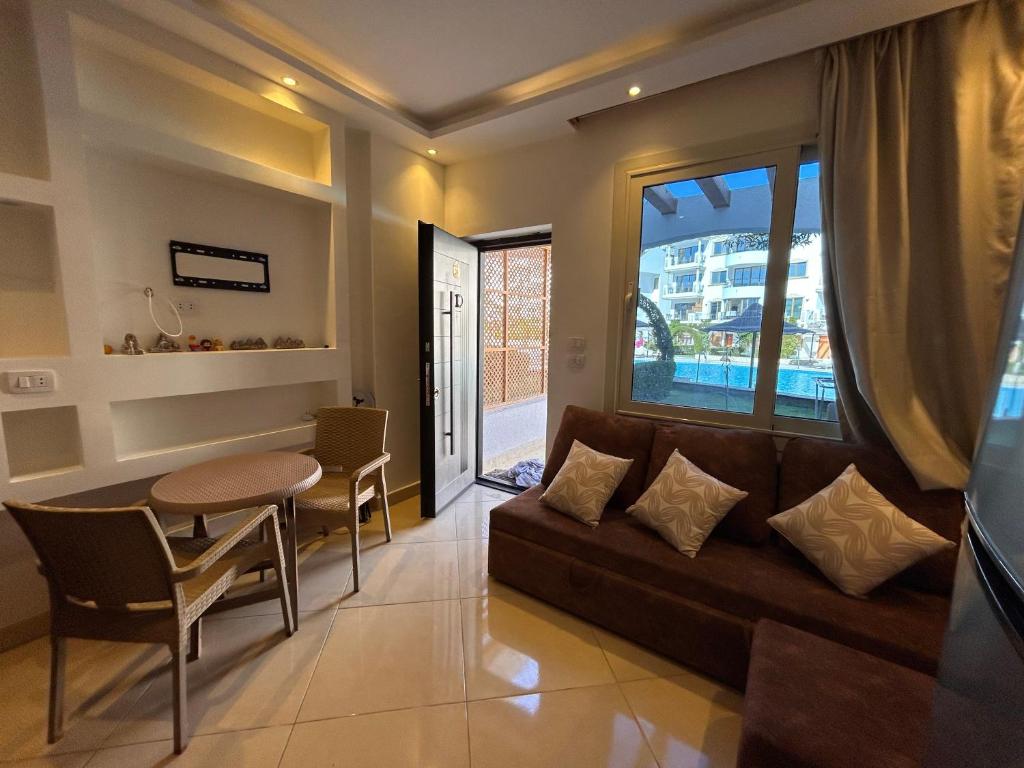 sala de estar con sofá y mesa en Studio with private garden and pool view in Sharm Hills, en Sharm El Sheikh