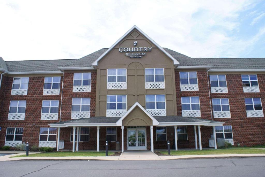 un edificio con un cartel del condado encima en Country Inn & Suites by Radisson, Lansing, MI en Lansing