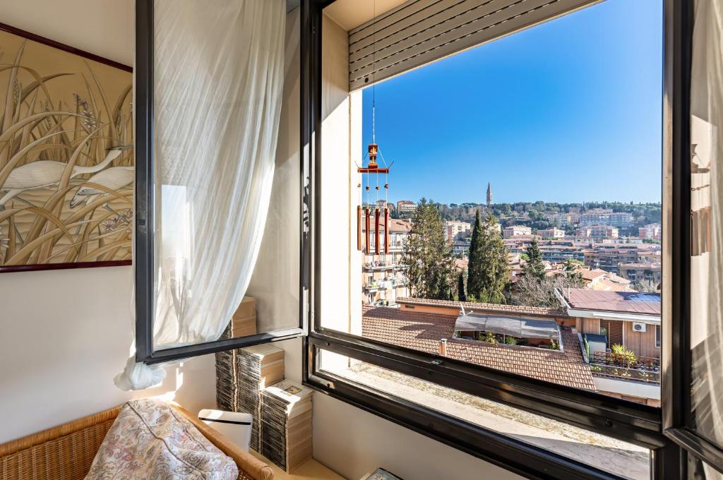 Habitación con ventana y vistas a la ciudad. en Perugia Studio - Historic Center Stunning View, en Perugia