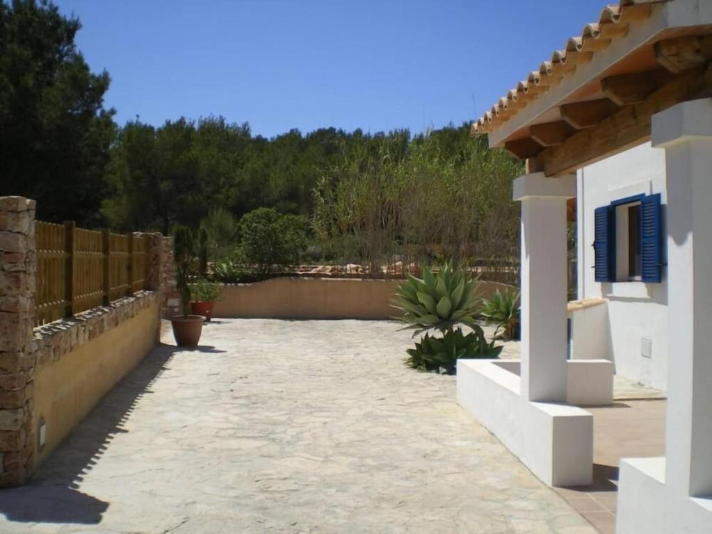 un patio de una casa con una valla y plantas en Casa 3-h, en Sant Francesc Xavier