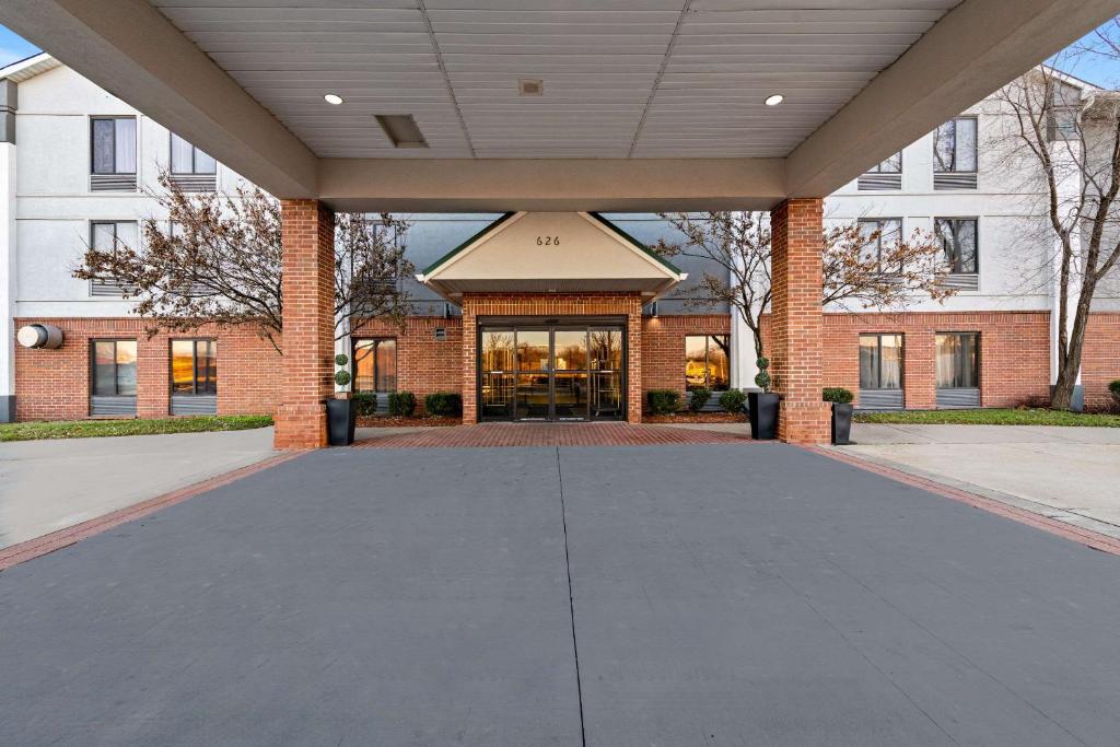 an empty parking lot in front of a building at Quality Inn in Warrensburg