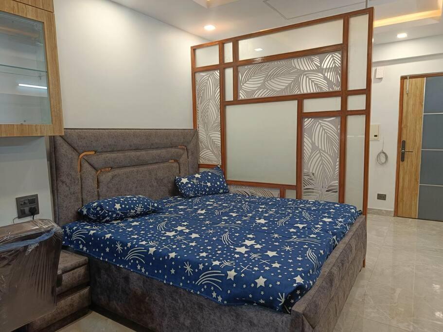 Ένα ή περισσότερα κρεβάτια σε δωμάτιο στο BnBBuddy Executive Studio Apt in West Delhi 720