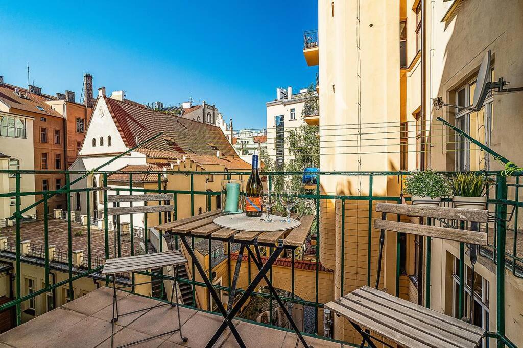 Uma varanda ou terraço em Charming Apartment with Balcony in Pařížská street