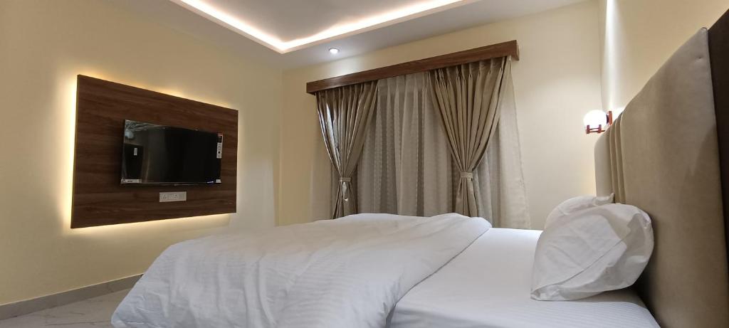 Postel nebo postele na pokoji v ubytování The Banaras Hotel