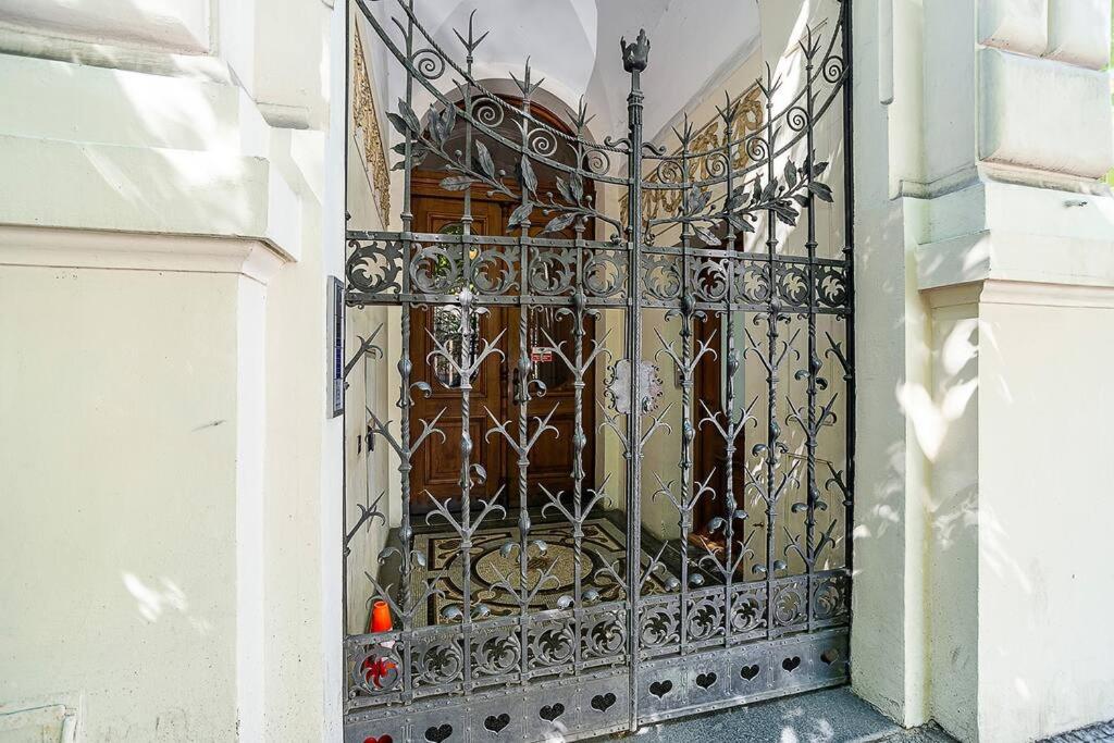 Fotografie z fotogalerie ubytování Charming Apartment with Balcony in Pařížská street with Free Garage v Praze