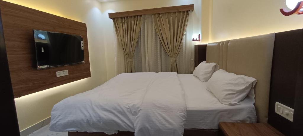 Postel nebo postele na pokoji v ubytování The Banaras Hotel