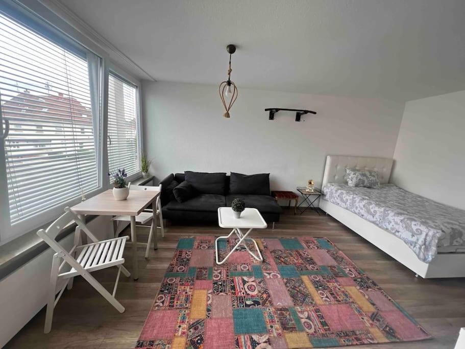 Sala de estar con sofá, cama y mesa en 500 Meter vom Bahnhof entfernt en Fellbach