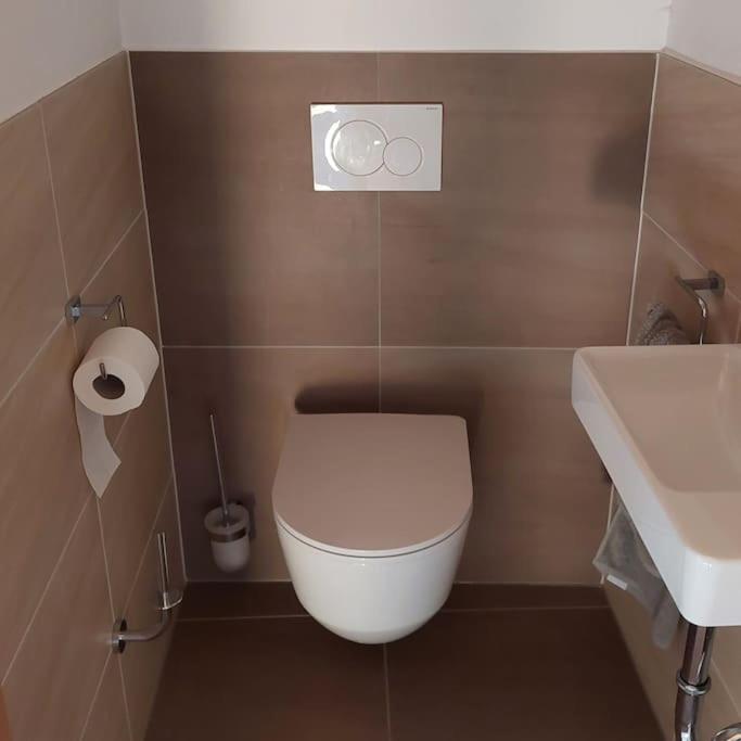 un bagno con un water bianco e un lavandino di Weingartenhaus Eckberg41 a Eckberg
