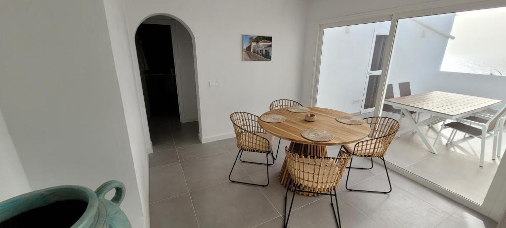 un comedor con mesa y sillas en una habitación en El Loft del Capitán, en Valle de Santa Inés