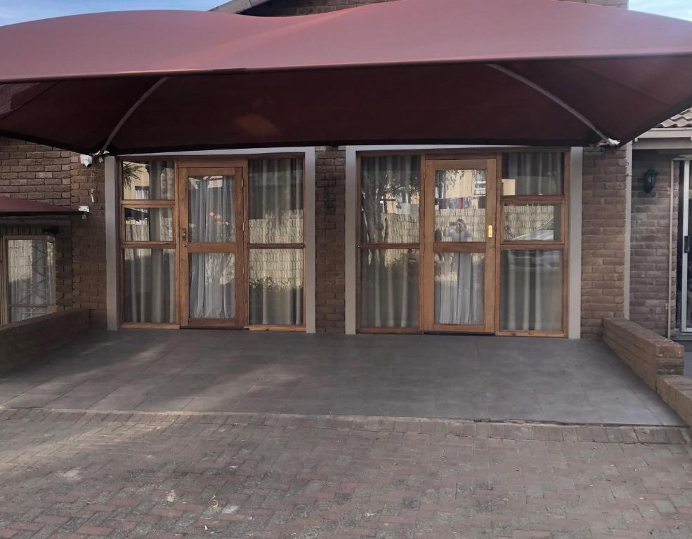 Midway En Route - One-Bedroom Apartment